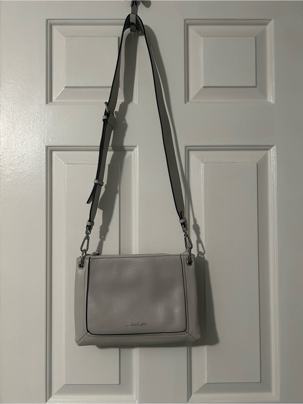 Women's Calvin Klein  Leather Shoulder Bag in silver/grey